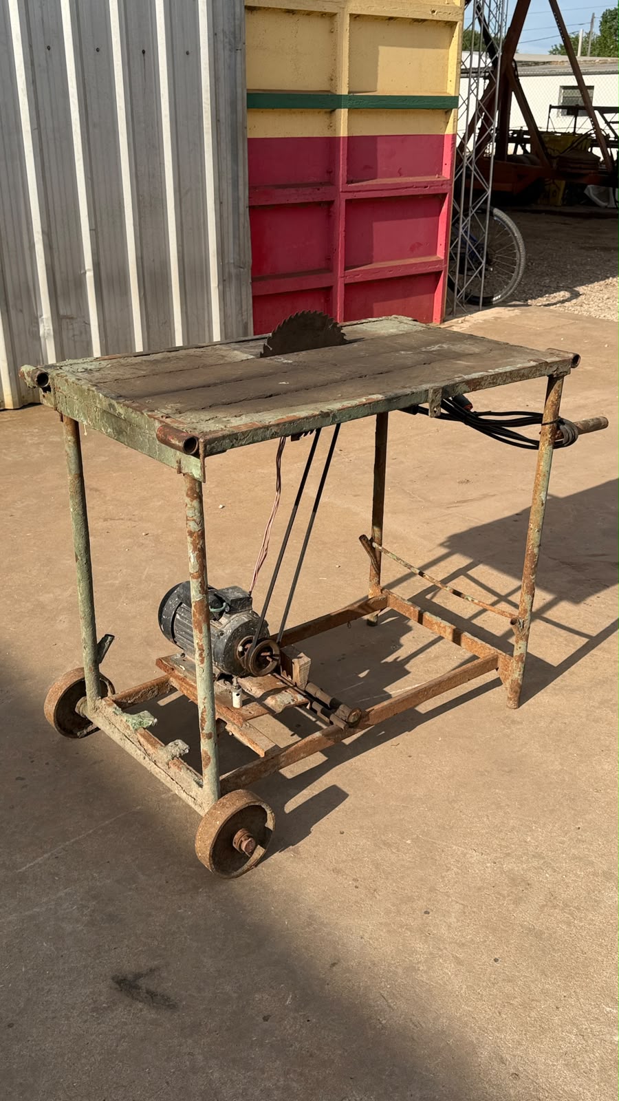Sierra circular con motor eléctrico
